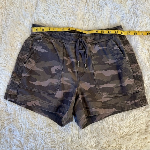 Athleta Farallon Women’s Brown Camo Shorts Size: 6 - Picture 3 of 10